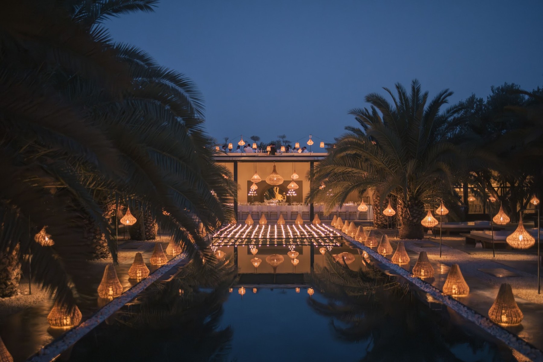 un domaine de réception, bassin central illuminé pour un dîner de mariage